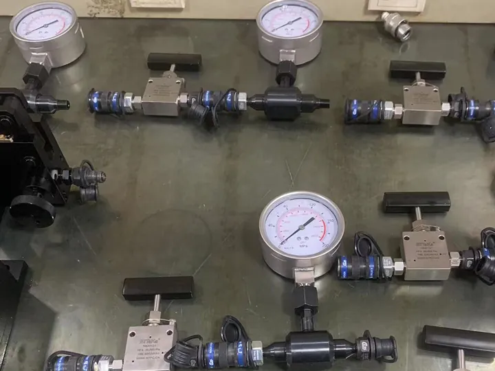 The high-speed booster valve is connected to a pressure gauge The high-speed booster valve is connected to a pressure gauge