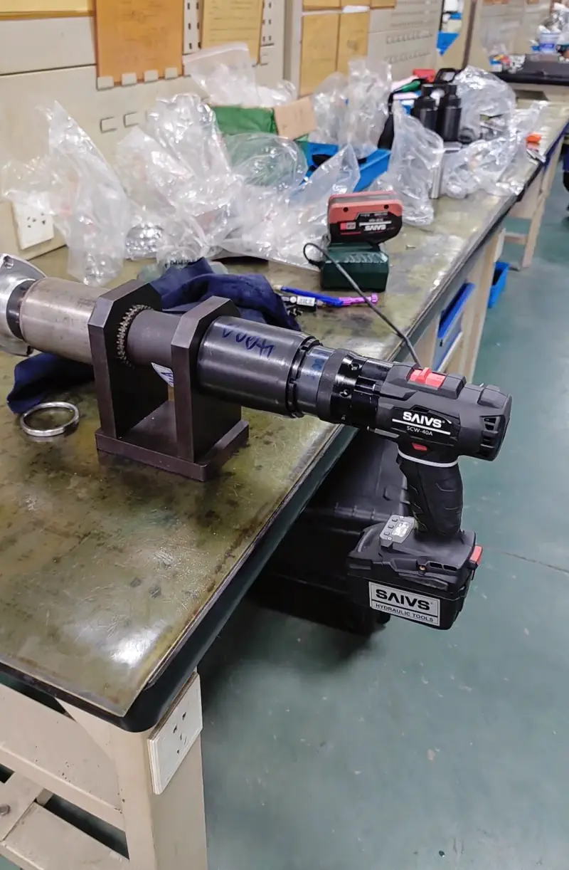 Ultimate Guide to Battery Torque Wrench Operations: Boost Efficiency and Safety(Images1) scw-battery-powered-brushless-torque-wrench-3_1.webp